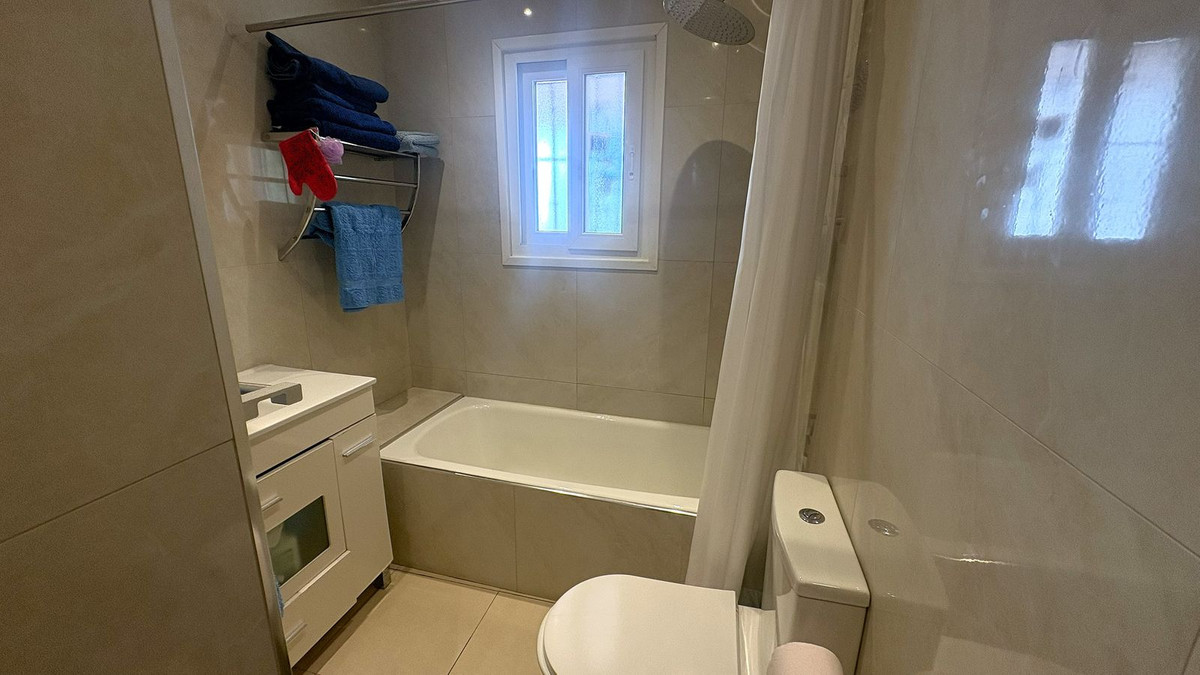 Se vende Apartamento Planta Media de 3 dormitorios en Costa Del Sol, Málaga, España
