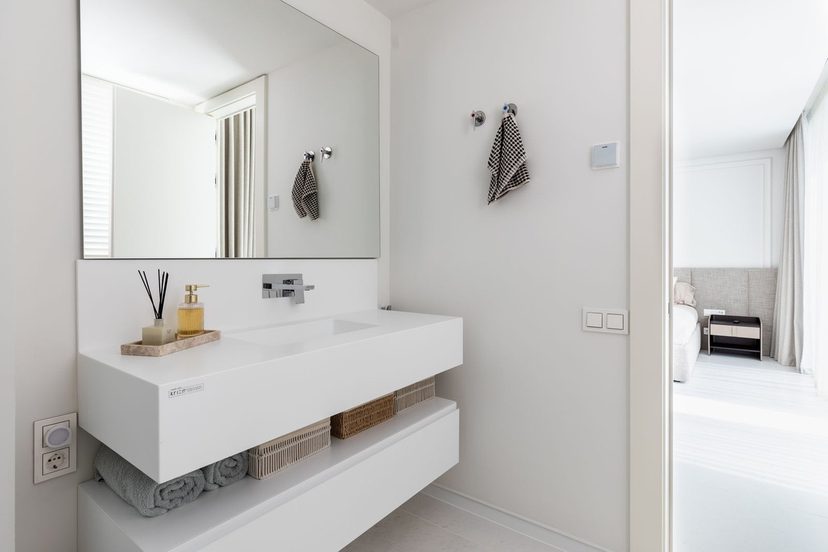 3 Bed Apartment for sale in Marbella Costa Del Sol, Málaga, Spain
