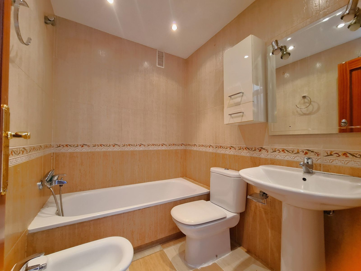 Se vende Apartamento Planta Media de 2 dormitorios en Costa Del Sol, Málaga, España