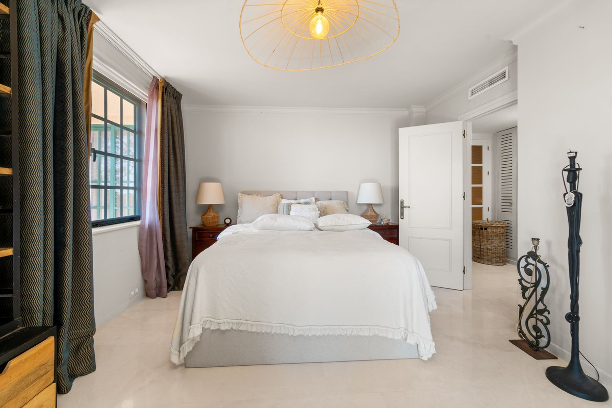 8 Bed Townhouse for sale in Benalmadena Costa Del Sol, Málaga, Spain