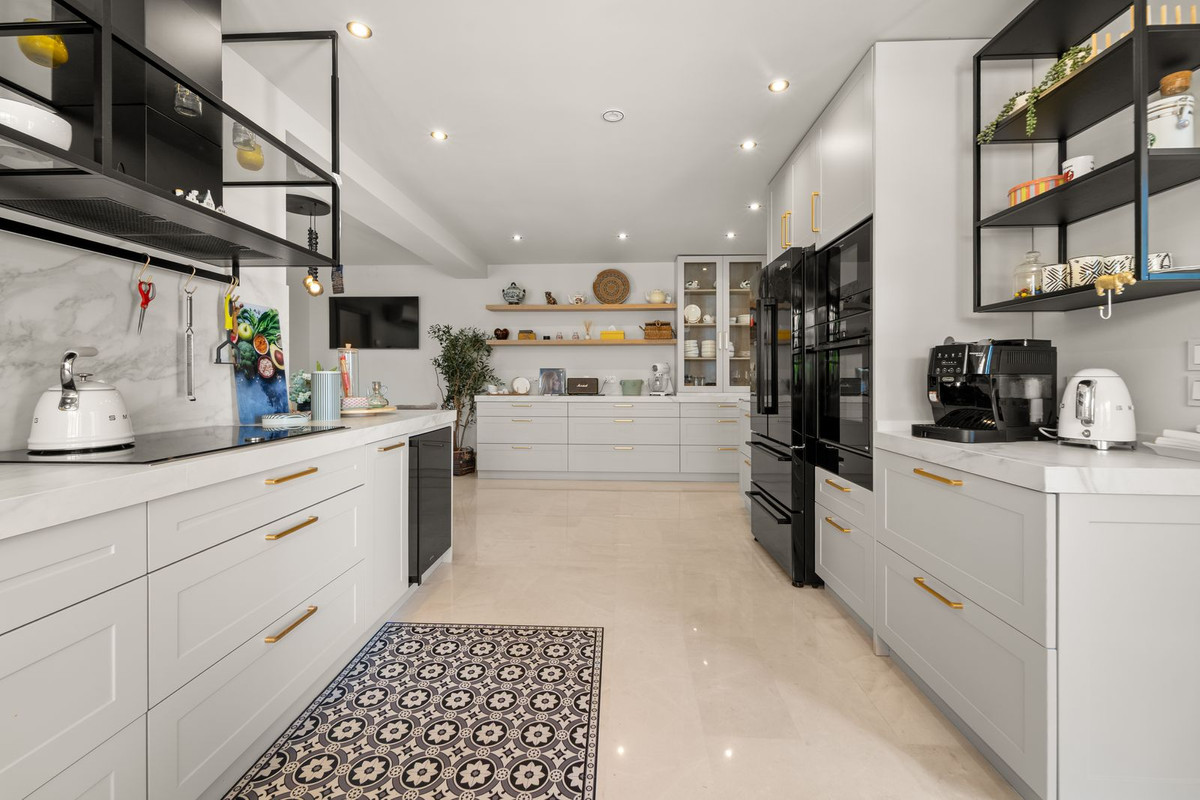 8 Bed Townhouse for sale in Benalmadena Costa Del Sol, Málaga, Spain