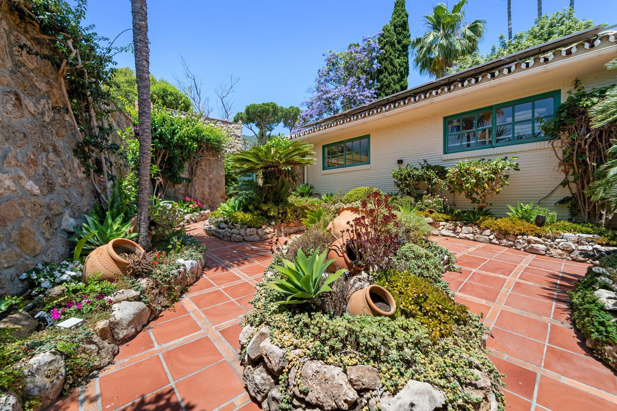 8 Bed Townhouse for sale in Benalmadena Costa Del Sol, Málaga, Spain