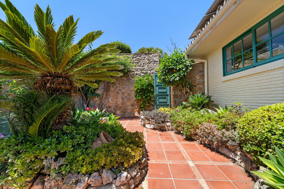 8 Bed Townhouse for sale in Benalmadena Costa Del Sol, Málaga, Spain
