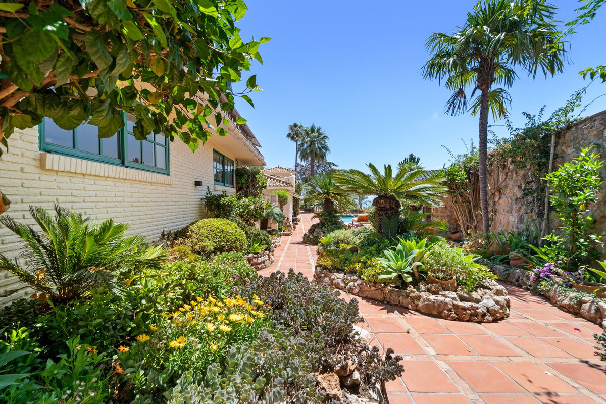 8 Bed Townhouse for sale in Benalmadena Costa Del Sol, Málaga, Spain