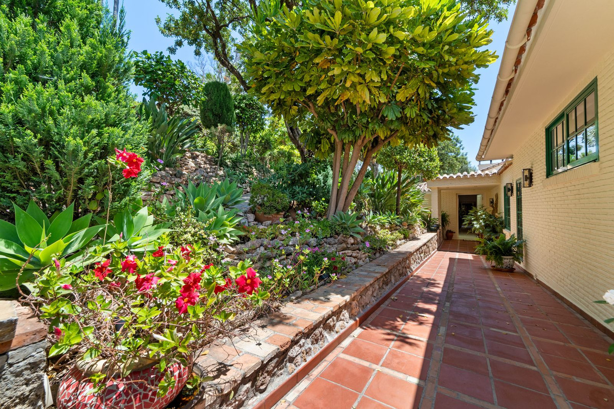 8 Bed Townhouse for sale in Benalmadena Costa Del Sol, Málaga, Spain