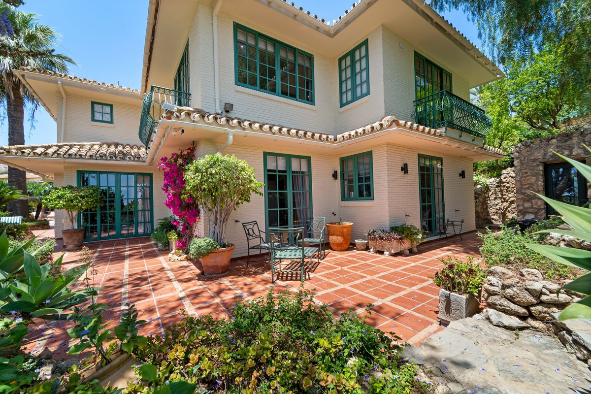 8 Bed Townhouse for sale in Benalmadena Costa Del Sol, Málaga, Spain