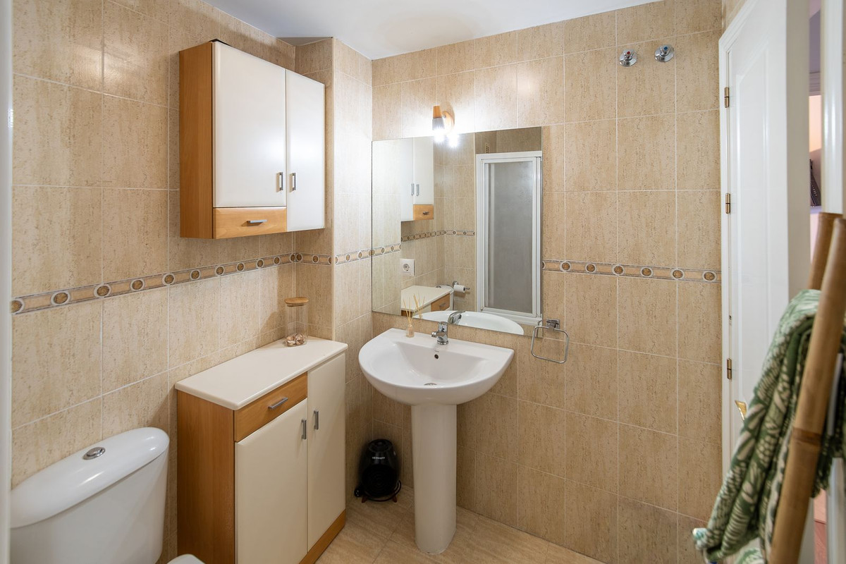 Se vende Apartamento Planta Media de 2 dormitorios en Costa Del Sol, Málaga, España