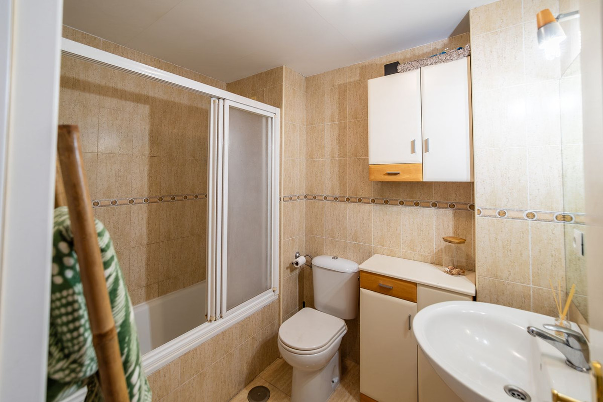 Se vende Apartamento Planta Media de 2 dormitorios en Costa Del Sol, Málaga, España