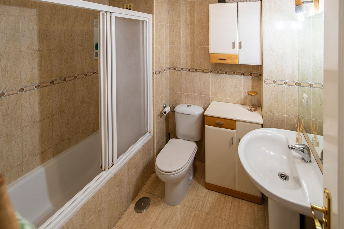 Se vende Apartamento Planta Media de 2 dormitorios en Costa Del Sol, Málaga, España