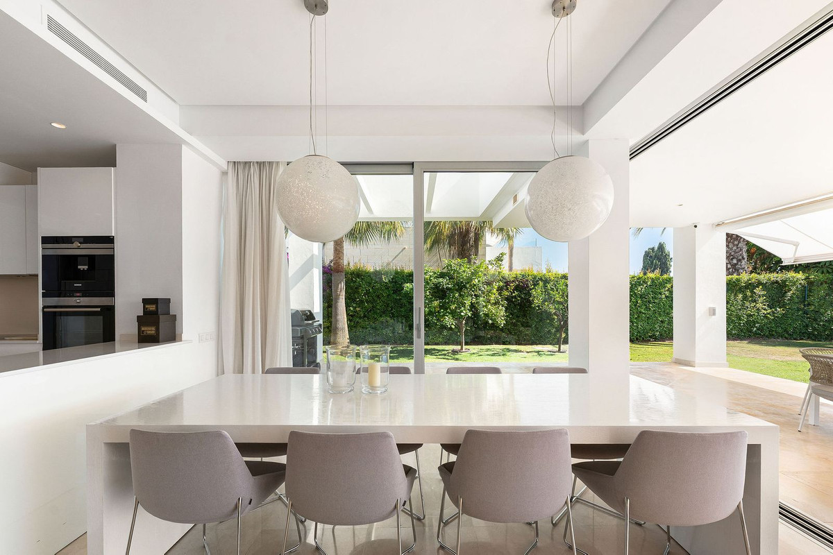 Se vende Villa - Chalet de 4 dormitorios en Costa Del Sol, Málaga, España