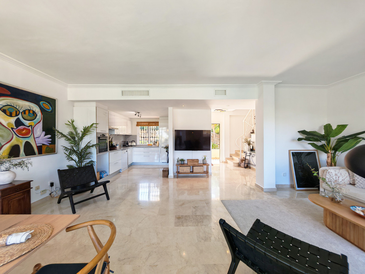 2 Bed Apartment for sale in Benahavís Costa Del Sol, Málaga, Spain