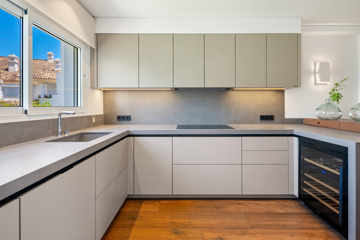 3 Bed Apartment for sale in The Golden Mile Costa Del Sol, Málaga, Spain