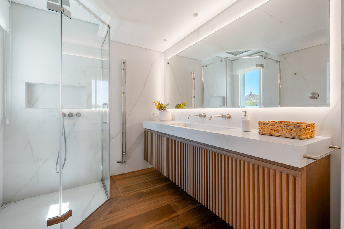 3 Bed Apartment for sale in The Golden Mile Costa Del Sol, Málaga, Spain