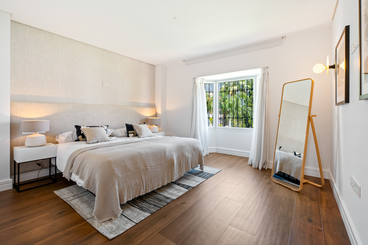 3 Bed Apartment for sale in The Golden Mile Costa Del Sol, Málaga, Spain
