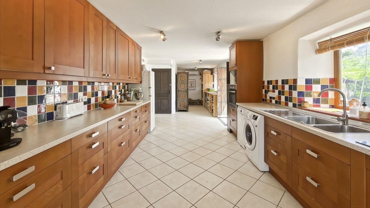 8 Bed Townhouse for sale in Casabermeja Costa Del Sol, Málaga, Spain