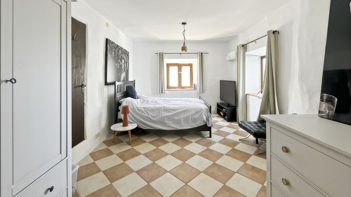 8 Bed Townhouse for sale in Casabermeja Costa Del Sol, Málaga, Spain