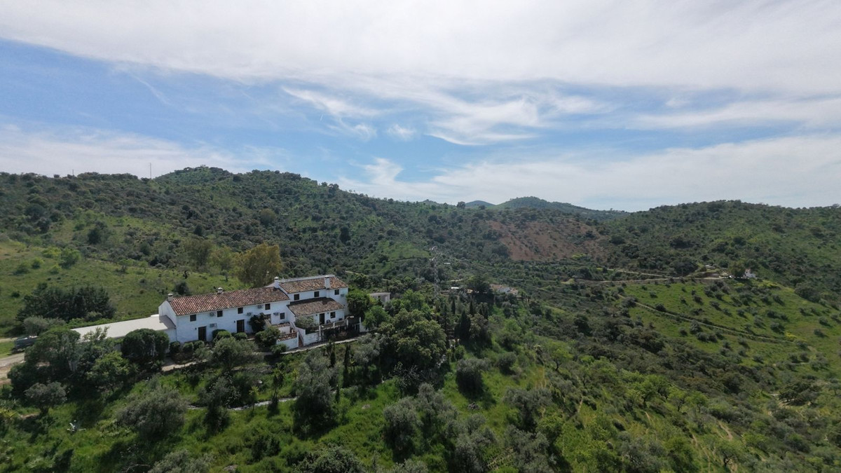 8 Bed Townhouse for sale in Casabermeja Costa Del Sol, Málaga, Spain