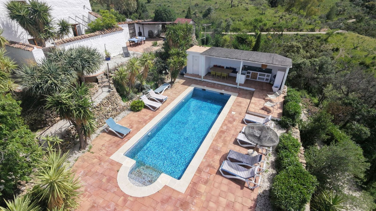 8 Bed Townhouse for sale in Casabermeja Costa Del Sol, Málaga, Spain