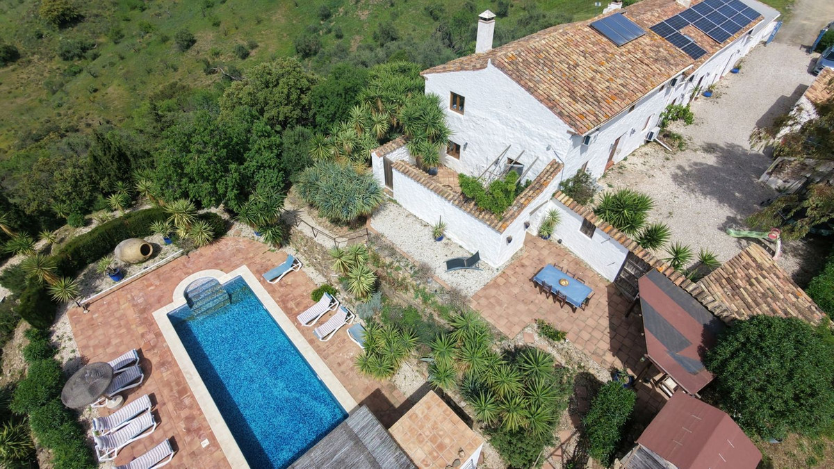 8 Bed Townhouse for sale in Casabermeja Costa Del Sol, Málaga, Spain