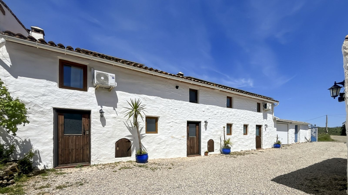 8 Bed Townhouse for sale in Casabermeja Costa Del Sol, Málaga, Spain