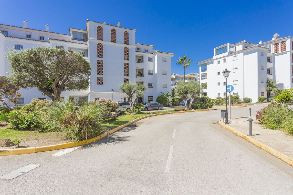 2 Bed Apartment for sale in Calahonda Costa Del Sol, Málaga, Spain