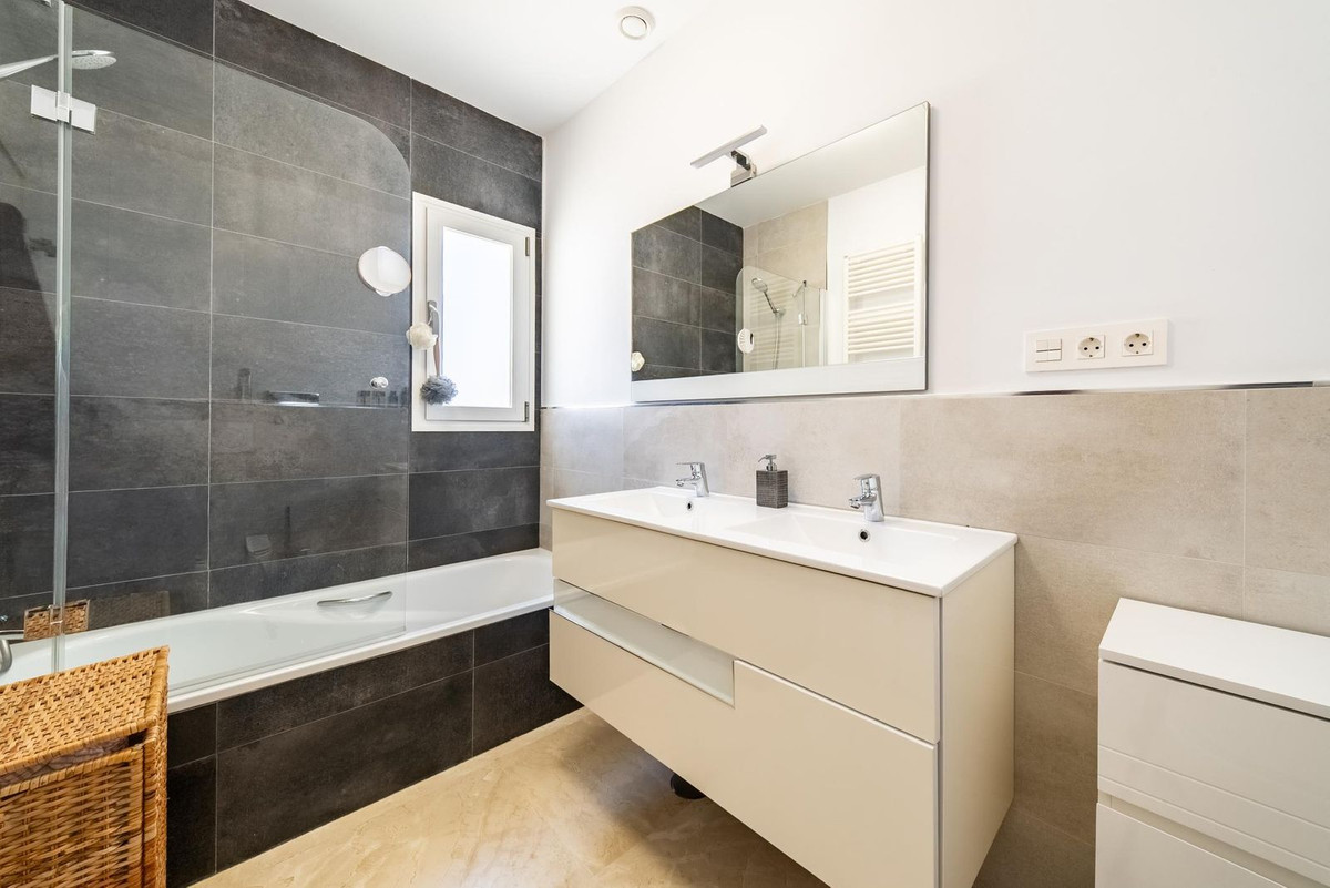 Se vende Villa - Chalet de 3 dormitorios en Costa Del Sol, Málaga, España