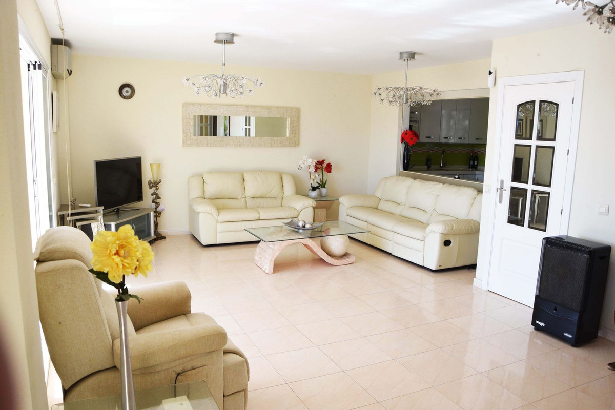 2 Bed Apartment for sale in Fuengirola Costa Del Sol, Málaga, Spain