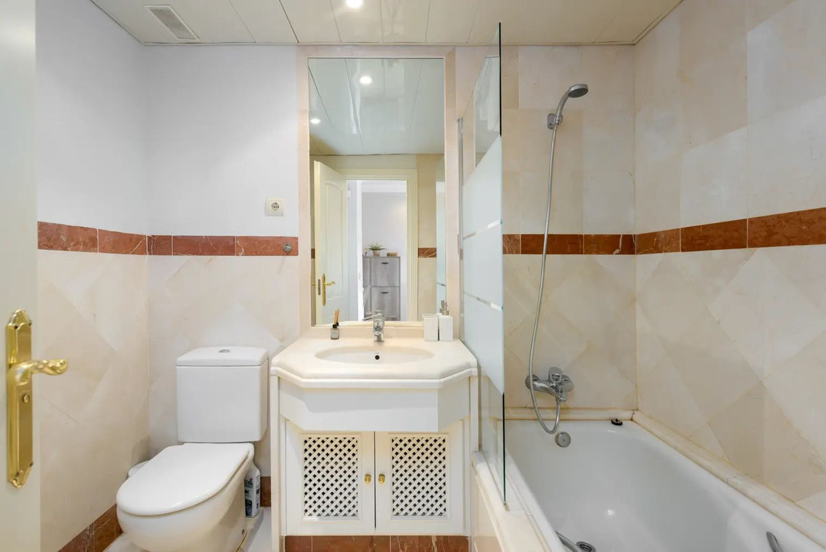 Se vende Apartamento Planta Media de 2 dormitorios en Costa Del Sol, Málaga, España