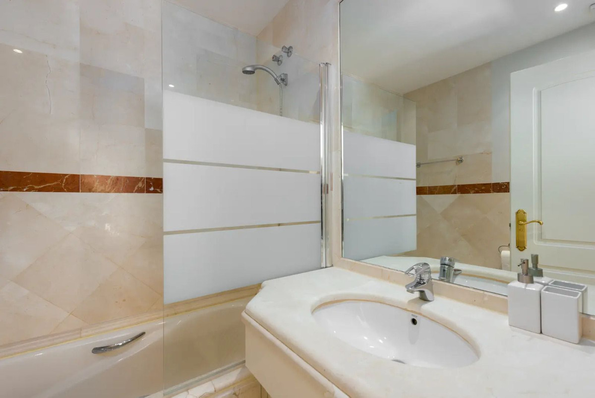 Se vende Apartamento Planta Media de 2 dormitorios en Costa Del Sol, Málaga, España