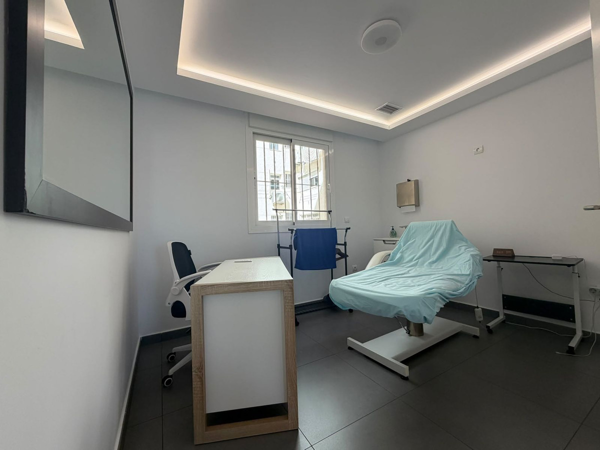 4 Bed Commercial unit for sale in Estepona Costa Del Sol, Málaga, Spain