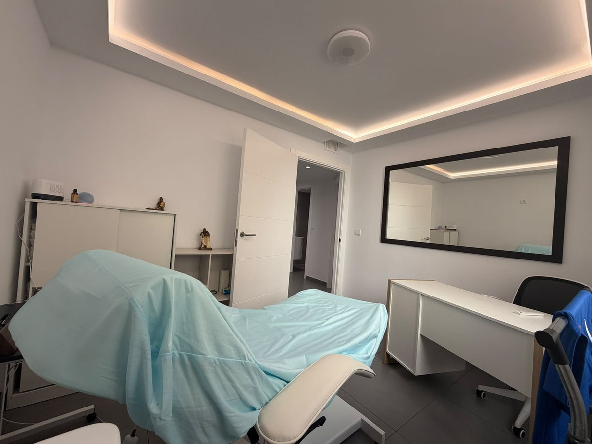 4 Bed Commercial unit for sale in Estepona Costa Del Sol, Málaga, Spain