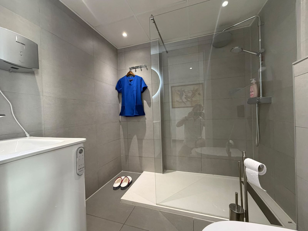4 Bed Commercial unit for sale in Estepona Costa Del Sol, Málaga, Spain