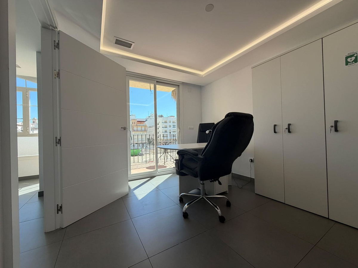 4 Bed Commercial unit for sale in Estepona Costa Del Sol, Málaga, Spain