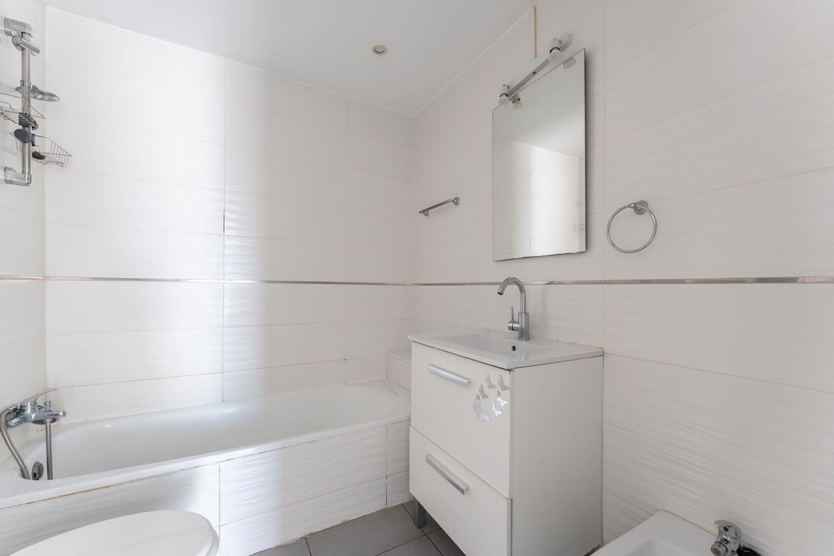 Se vende Apartamento Planta Media de 2 dormitorios en Costa Del Sol, Málaga, España