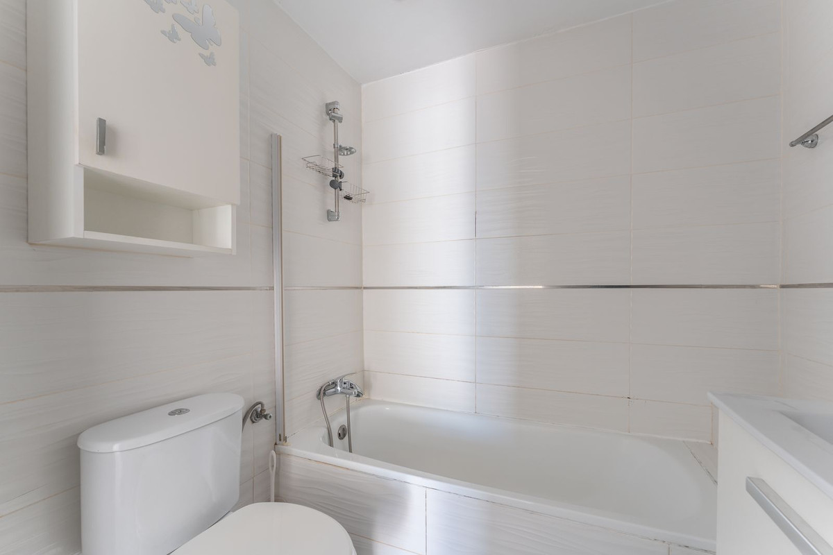 Se vende Apartamento Planta Media de 2 dormitorios en Costa Del Sol, Málaga, España