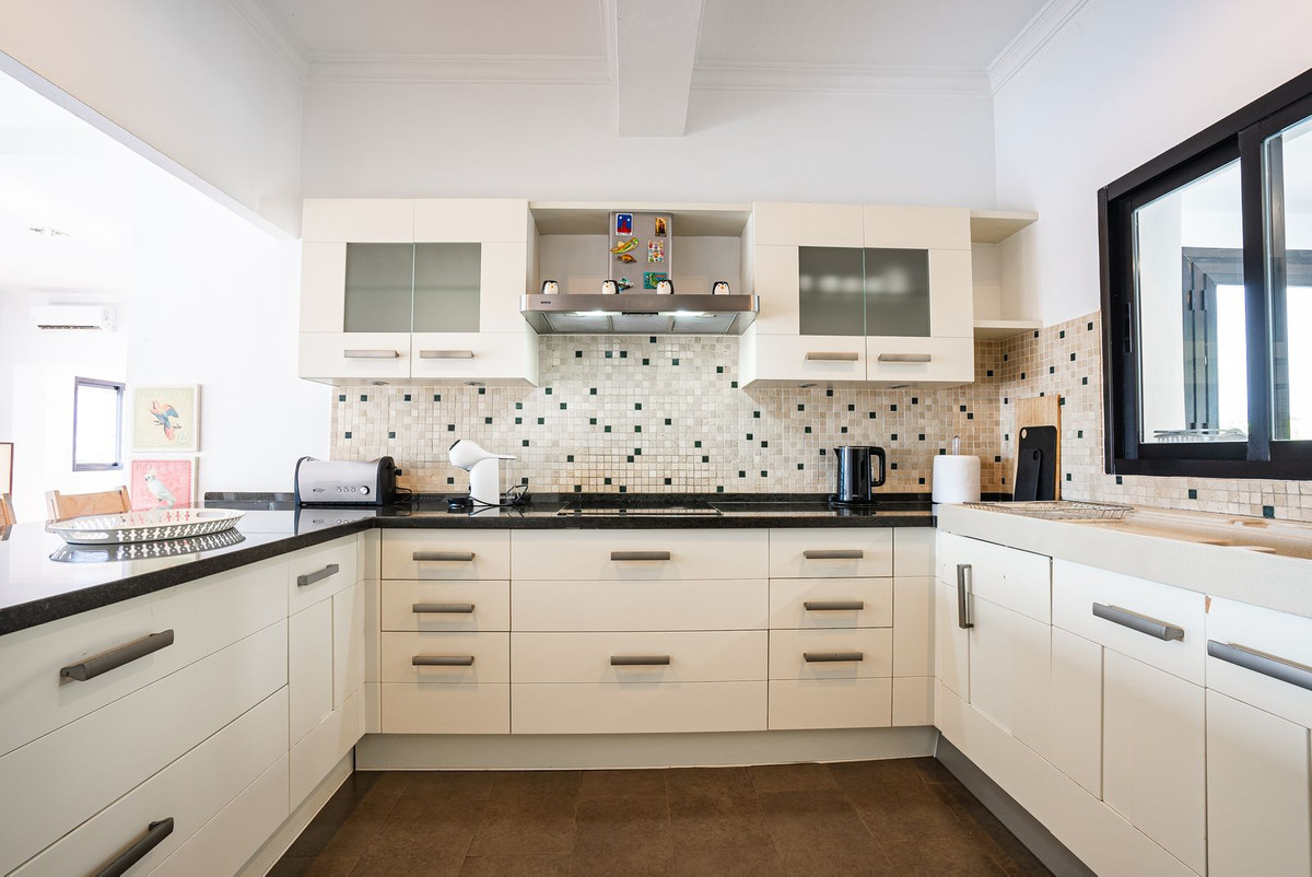 4 Bed Townhouse for sale in Istán Costa Del Sol, Málaga, Spain