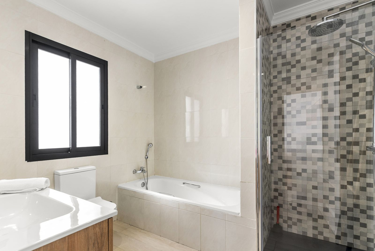 4 Bed Townhouse for sale in Istán Costa Del Sol, Málaga, Spain