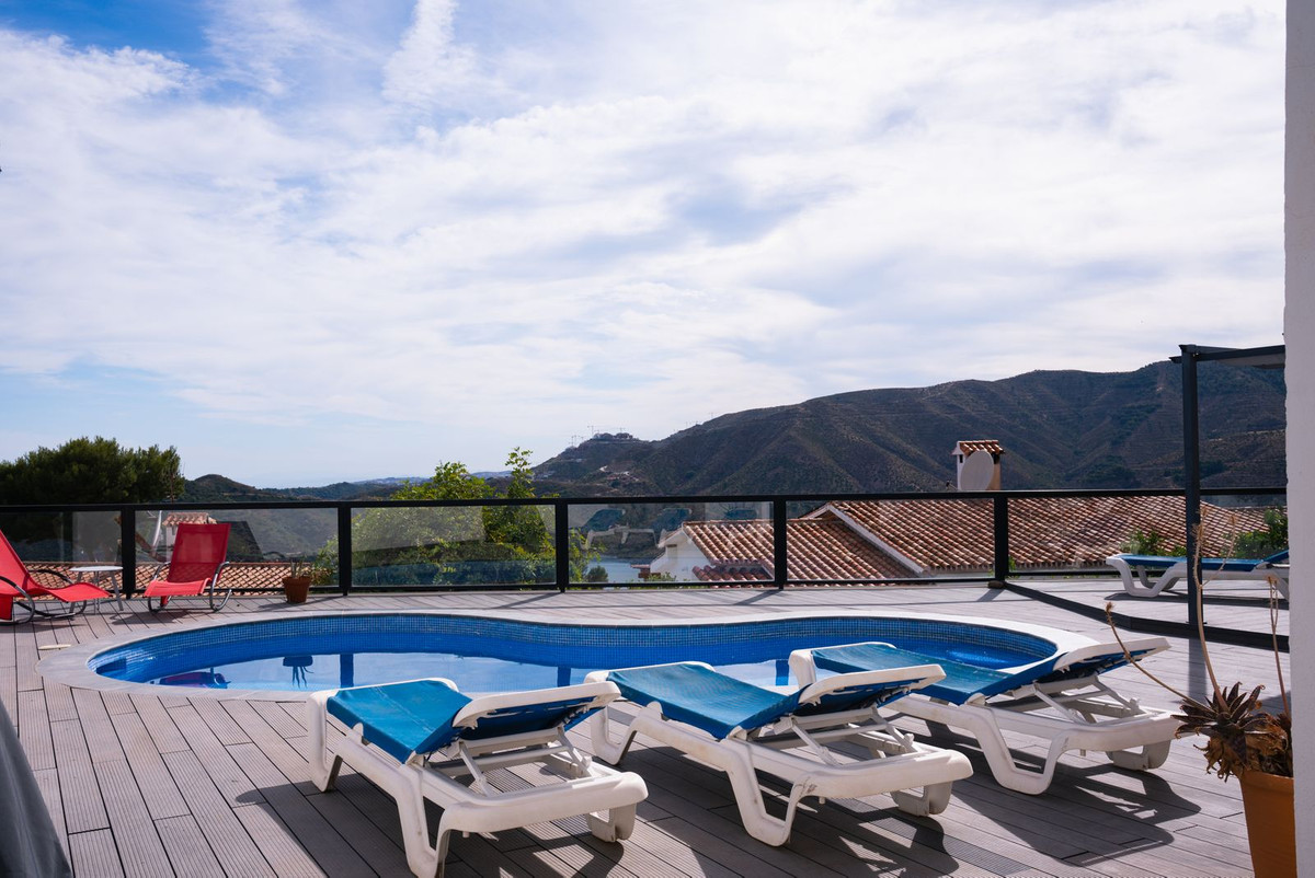 4 Bed Townhouse for sale in Istán Costa Del Sol, Málaga, Spain