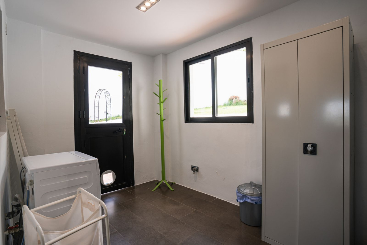 4 Bed Townhouse for sale in Istán Costa Del Sol, Málaga, Spain