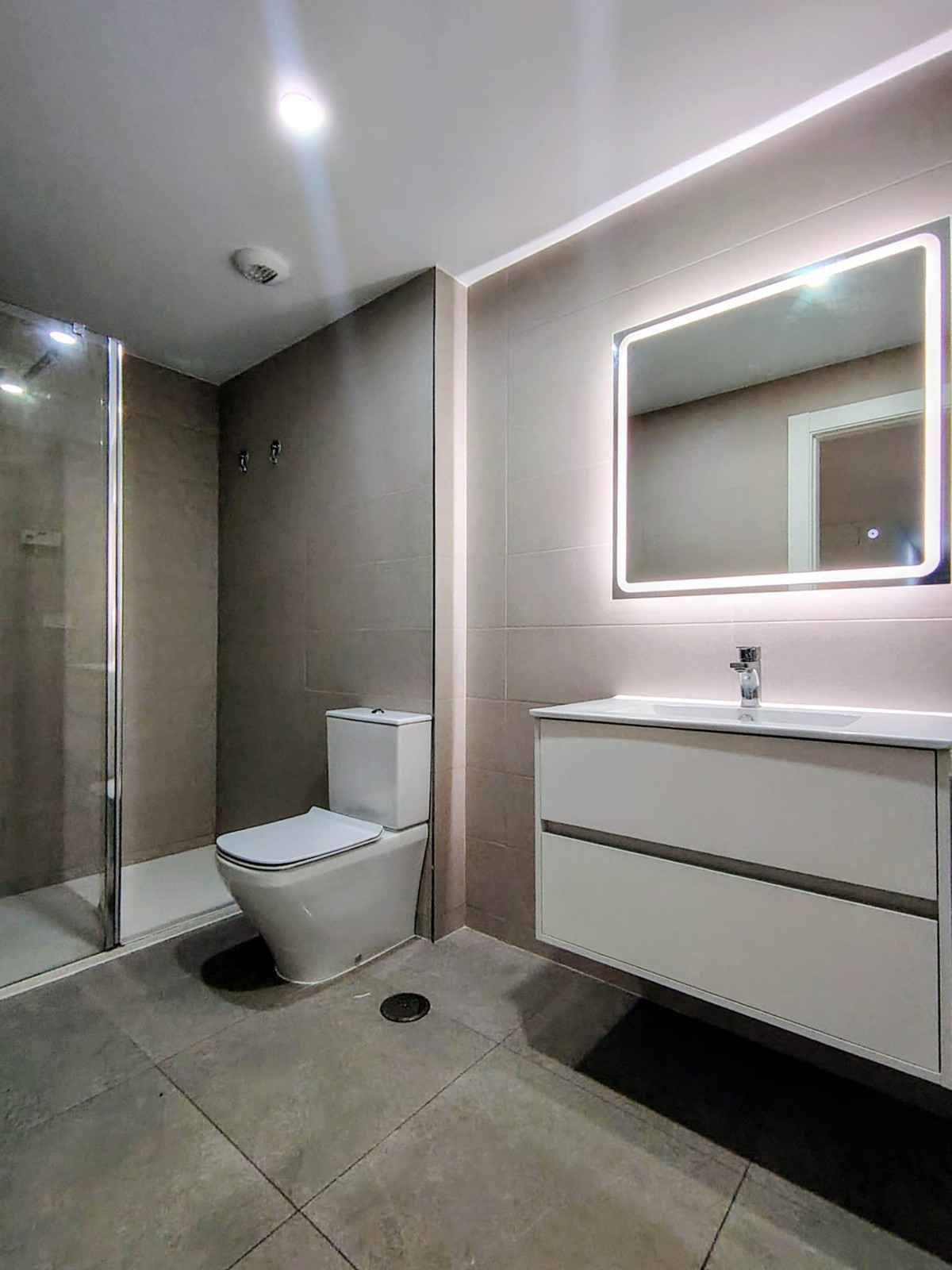 Se vende Apartamento Planta Media de 2 dormitorios en Costa Del Sol, Málaga, España
