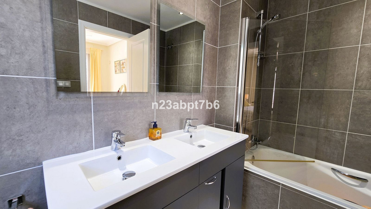 Se vende Apartamento Planta Media de 3 dormitorios en Costa Del Sol, Málaga, España