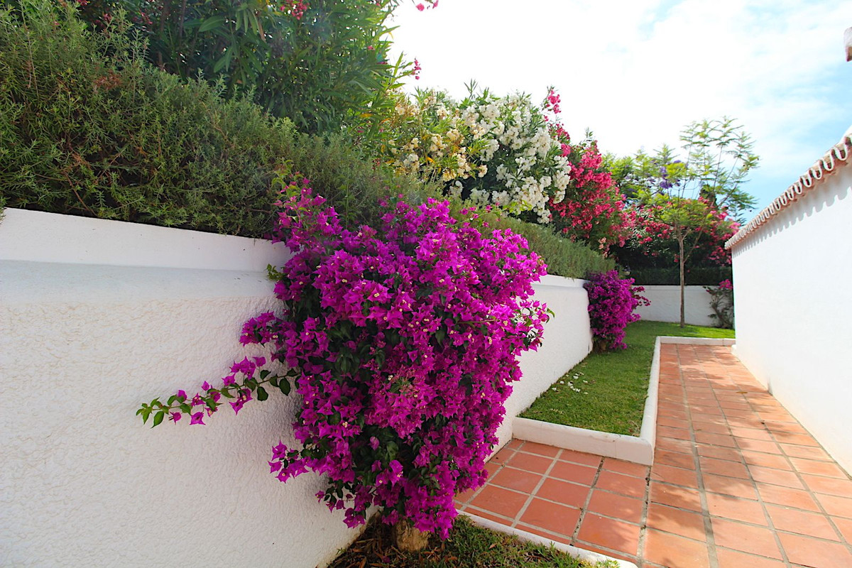 4 Bed Townhouse for sale in Aloha Costa Del Sol, Málaga, Spain