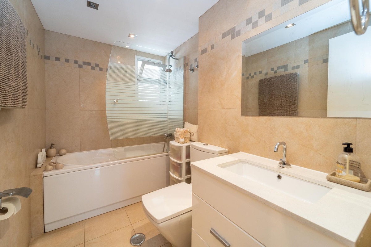 Se vende Apartamento en Planta Última de 4 dormitorios en Costa Del Sol, Málaga, España