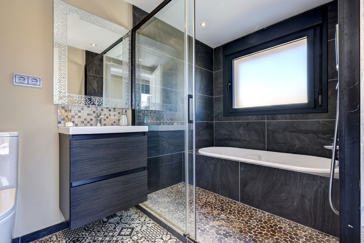 4 Bed Townhouse for sale in Casares Costa Del Sol, Málaga, Spain