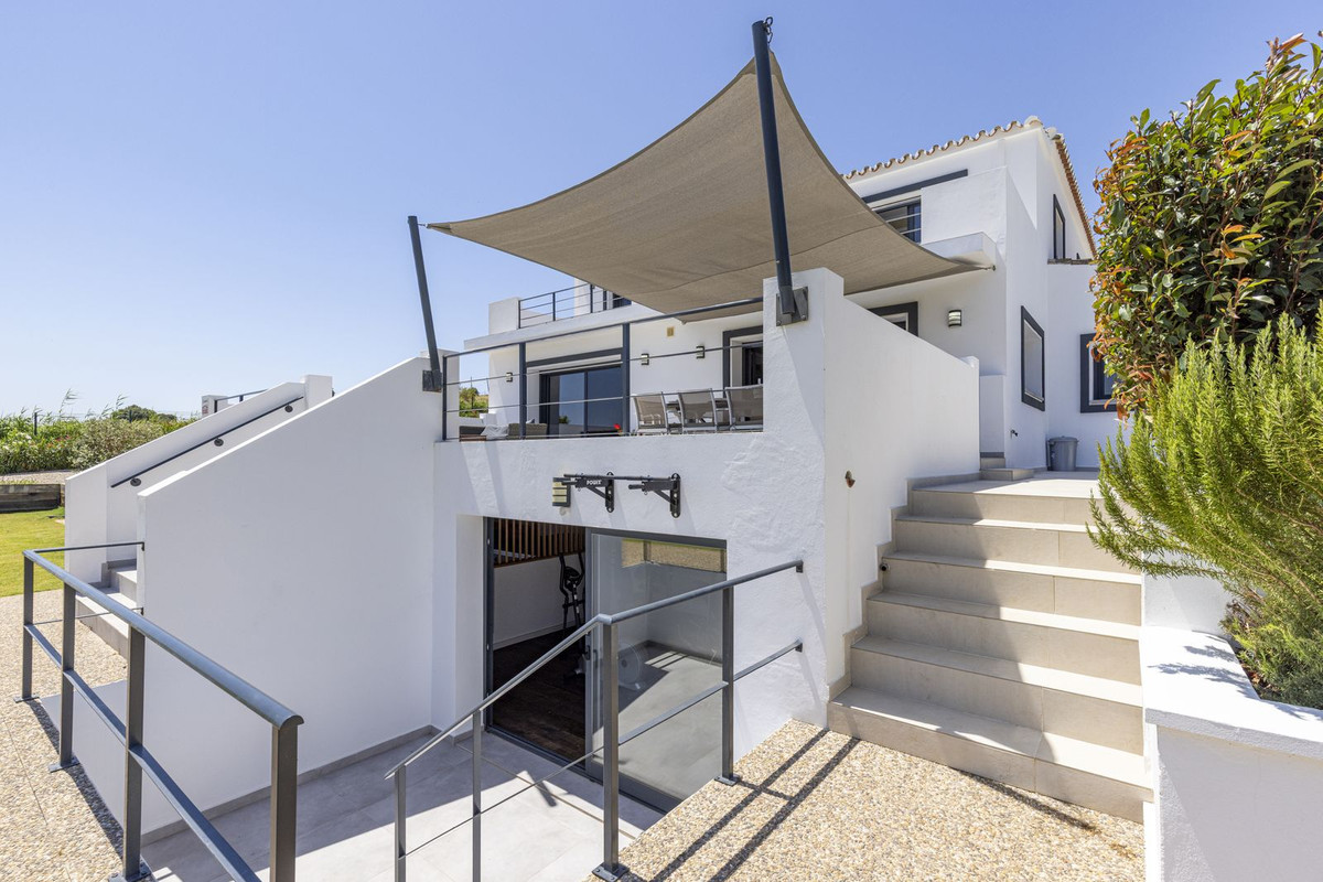4 Bed Townhouse for sale in Casares Costa Del Sol, Málaga, Spain