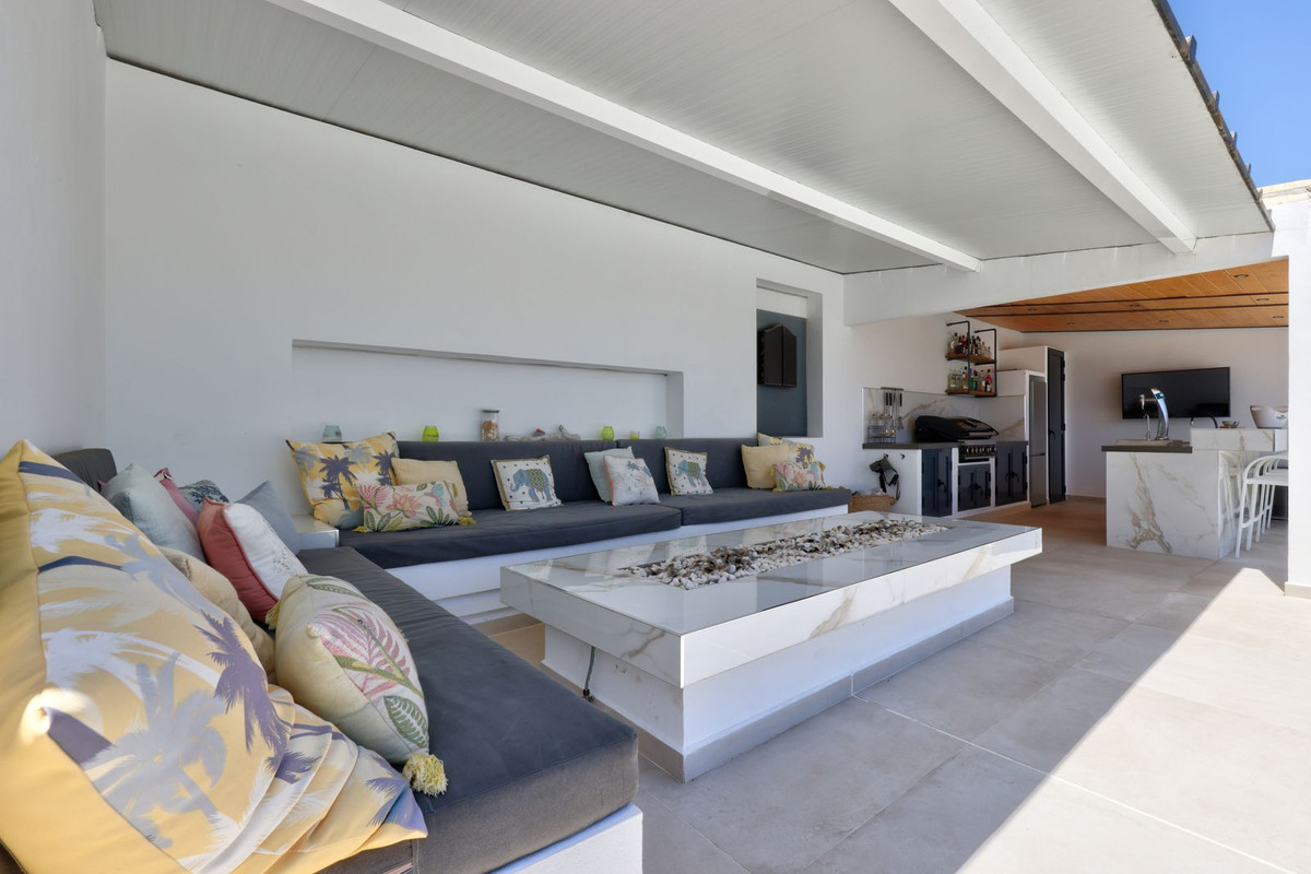 4 Bed Townhouse for sale in Casares Costa Del Sol, Málaga, Spain