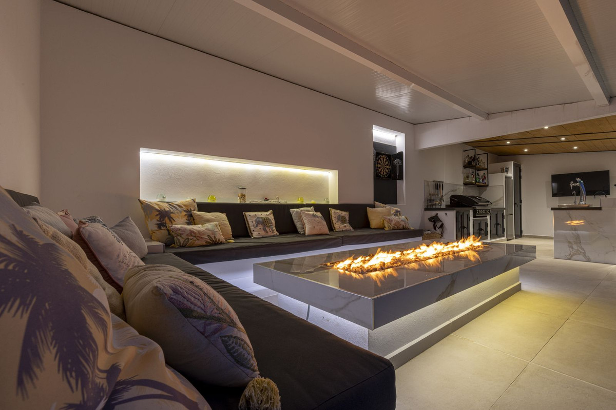4 Bed Townhouse for sale in Casares Costa Del Sol, Málaga, Spain