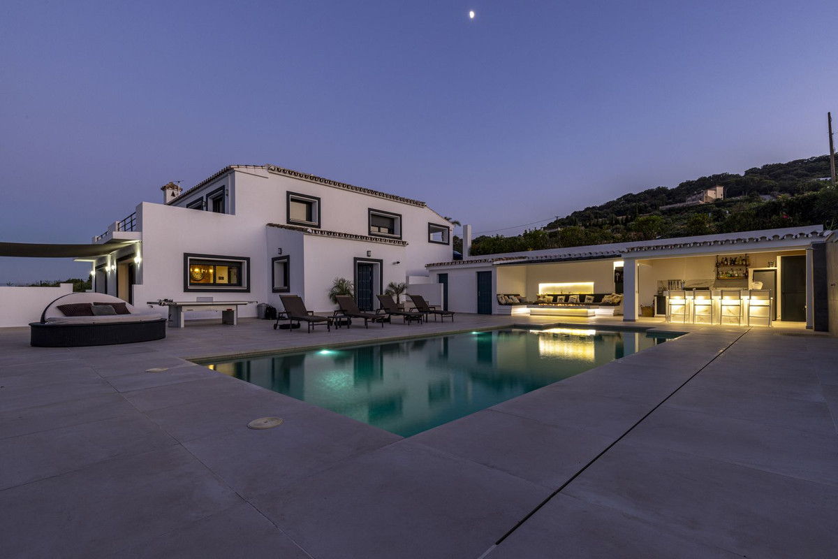 4 Bed Townhouse for sale in Casares Costa Del Sol, Málaga, Spain