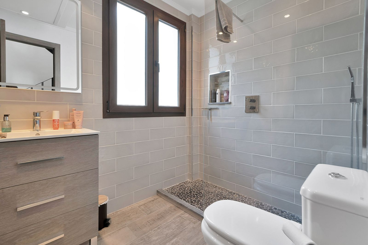 2 Bed Apartment for sale in Benahavís Costa Del Sol, Málaga, Spain