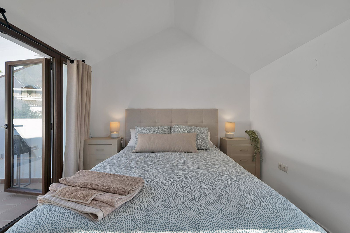2 Bed Apartment for sale in Benahavís Costa Del Sol, Málaga, Spain